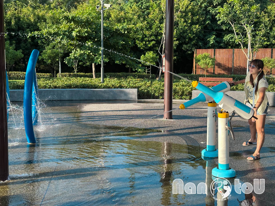 台中梧棲景點〡梧棲漁寮公園〡在地特色捕魚文化為設計主軸, 捕魚遊戲塔溜滑梯, 水戰綠洲戲水趣, 水陸雙享受親子公園, 免費公有停車場