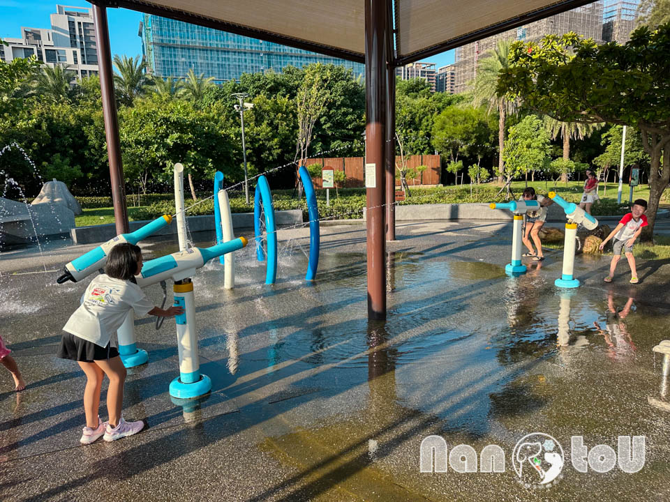 台中梧棲景點〡梧棲漁寮公園〡在地特色捕魚文化為設計主軸, 捕魚遊戲塔溜滑梯, 水戰綠洲戲水趣, 水陸雙享受親子公園, 免費公有停車場
