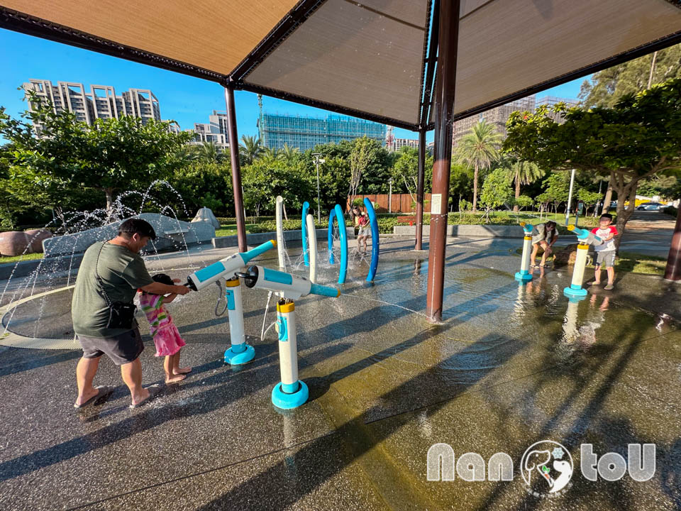 台中梧棲景點〡梧棲漁寮公園〡在地特色捕魚文化為設計主軸, 捕魚遊戲塔溜滑梯, 水戰綠洲戲水趣, 水陸雙享受親子公園, 免費公有停車場