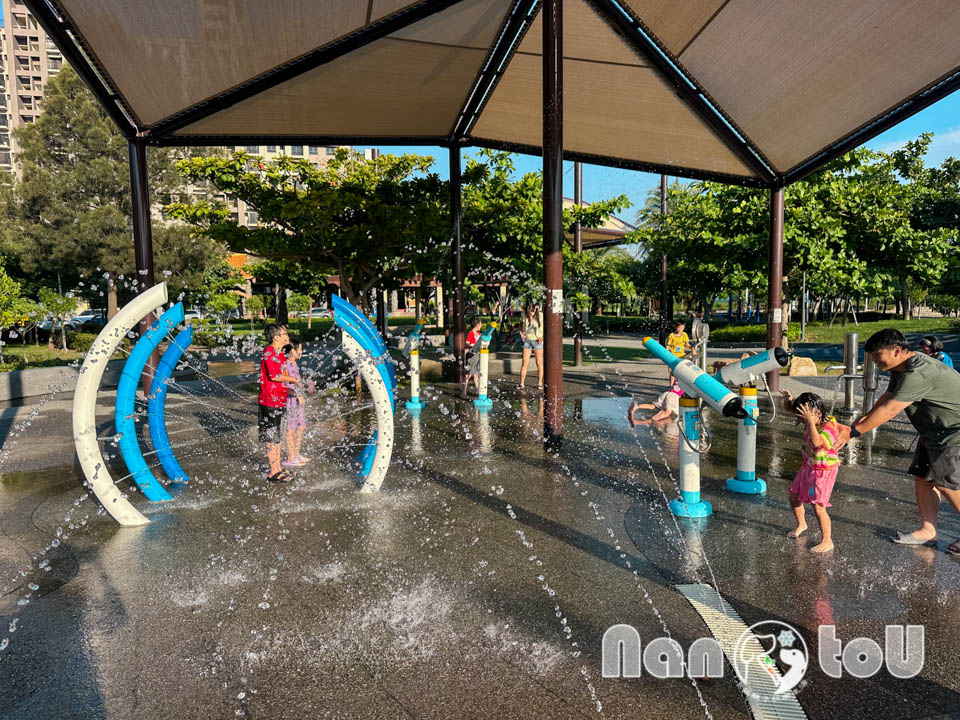 台中梧棲景點〡梧棲漁寮公園〡在地特色捕魚文化為設計主軸, 捕魚遊戲塔溜滑梯, 水戰綠洲戲水趣, 水陸雙享受親子公園, 免費公有停車場