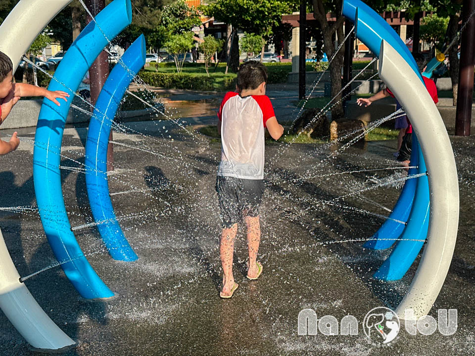 台中梧棲景點〡梧棲漁寮公園〡在地特色捕魚文化為設計主軸, 捕魚遊戲塔溜滑梯, 水戰綠洲戲水趣, 水陸雙享受親子公園, 免費公有停車場