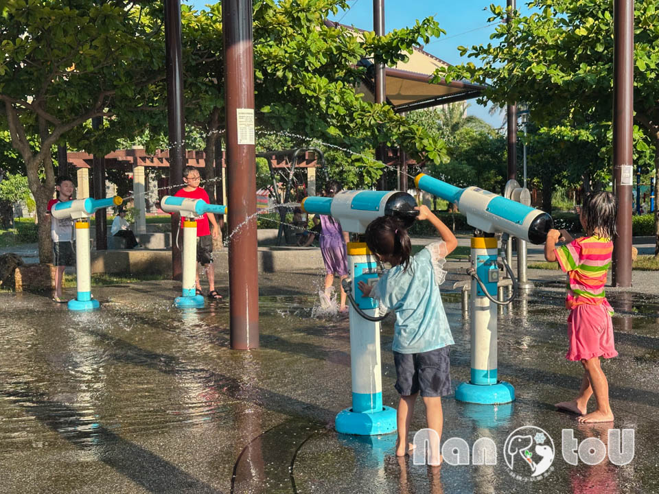 台中梧棲景點〡梧棲漁寮公園〡在地特色捕魚文化為設計主軸, 捕魚遊戲塔溜滑梯, 水戰綠洲戲水趣, 水陸雙享受親子公園, 免費公有停車場