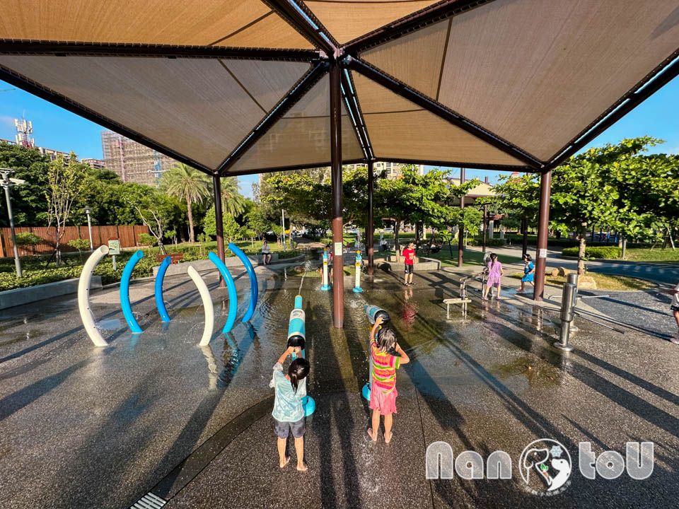 台中梧棲景點〡梧棲漁寮公園〡在地特色捕魚文化為設計主軸, 捕魚遊戲塔溜滑梯, 水戰綠洲戲水趣, 水陸雙享受親子公園, 免費公有停車場