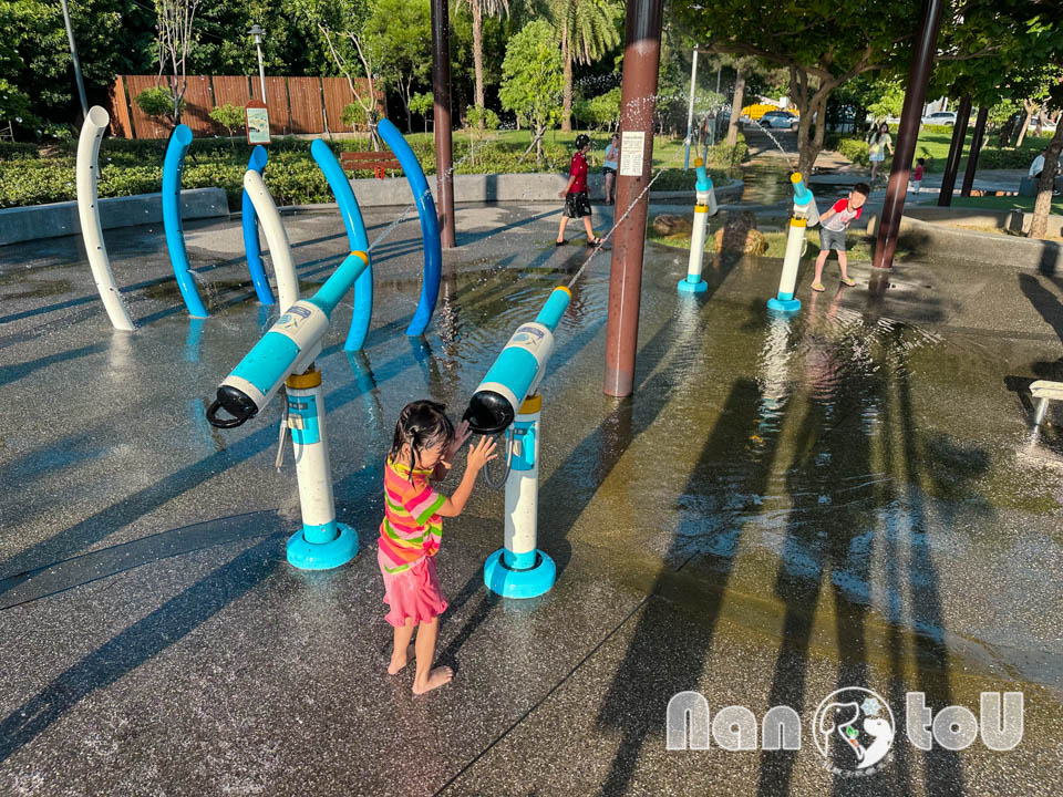 台中梧棲景點〡梧棲漁寮公園〡在地特色捕魚文化為設計主軸, 捕魚遊戲塔溜滑梯, 水戰綠洲戲水趣, 水陸雙享受親子公園, 免費公有停車場