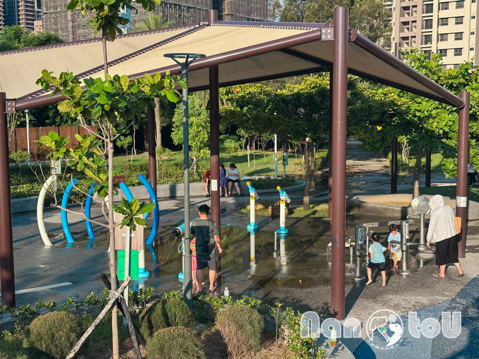 台中梧棲景點〡梧棲漁寮公園〡在地特色捕魚文化為設計主軸, 捕魚遊戲塔溜滑梯, 水戰綠洲戲水趣, 水陸雙享受親子公園, 免費公有停車場