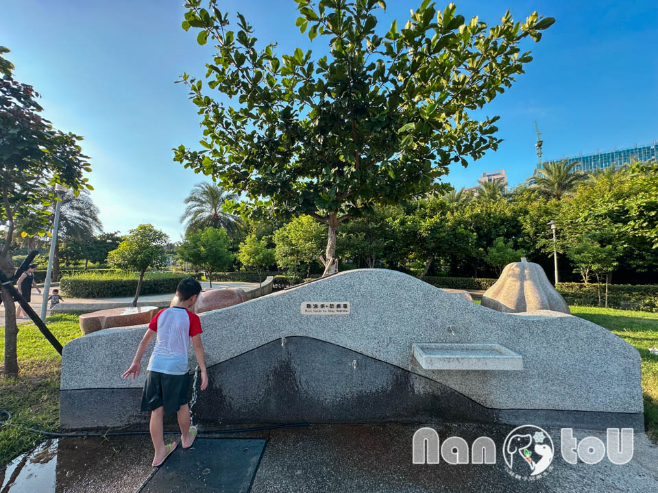 台中梧棲景點〡梧棲漁寮公園〡在地特色捕魚文化為設計主軸, 捕魚遊戲塔溜滑梯, 水戰綠洲戲水趣, 水陸雙享受親子公園, 免費公有停車場