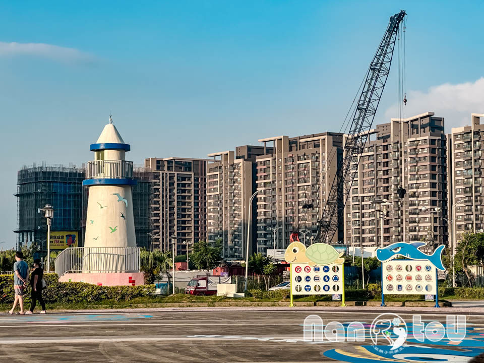 台中梧棲景點〡頂寮里文化廣場〡漁村意象藝術地景, 幸福平安門, 3D彩繪互動遊戲場, 台灣早期漁村諺語, 頂寮之歌傳唱