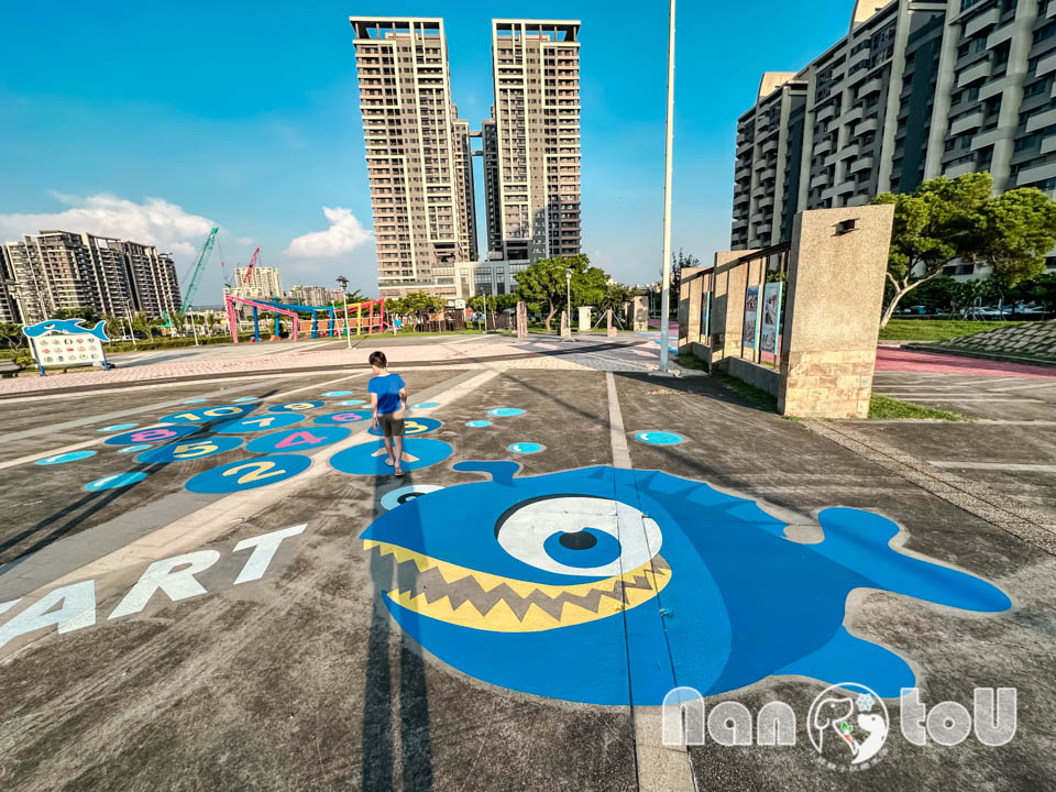 台中梧棲景點〡頂寮里文化廣場〡漁村意象藝術地景, 幸福平安門, 3D彩繪互動遊戲場, 台灣早期漁村諺語, 頂寮之歌傳唱