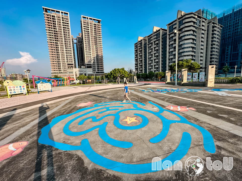台中梧棲景點〡頂寮里文化廣場〡漁村意象藝術地景, 幸福平安門, 3D彩繪互動遊戲場, 台灣早期漁村諺語, 頂寮之歌傳唱