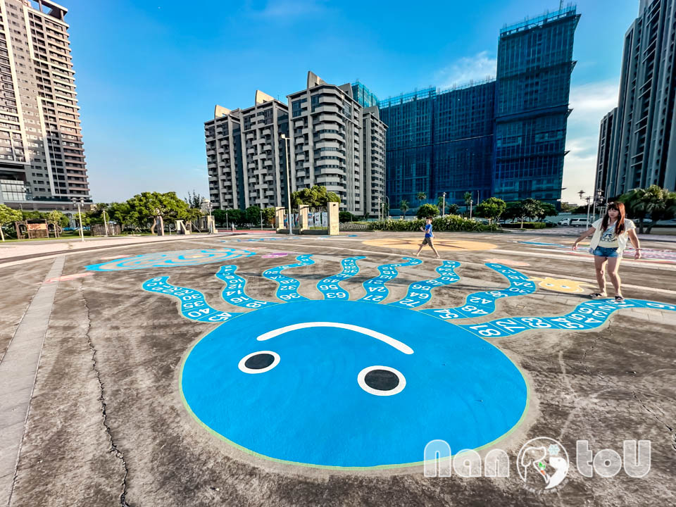 台中梧棲景點〡頂寮里文化廣場〡漁村意象藝術地景, 幸福平安門, 3D彩繪互動遊戲場, 台灣早期漁村諺語, 頂寮之歌傳唱
