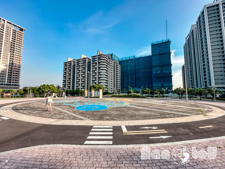 台中梧棲景點〡頂寮里文化廣場〡漁村意象藝術地景, 幸福平安門, 3D彩繪互動遊戲場, 台灣早期漁村諺語, 頂寮之歌傳唱
