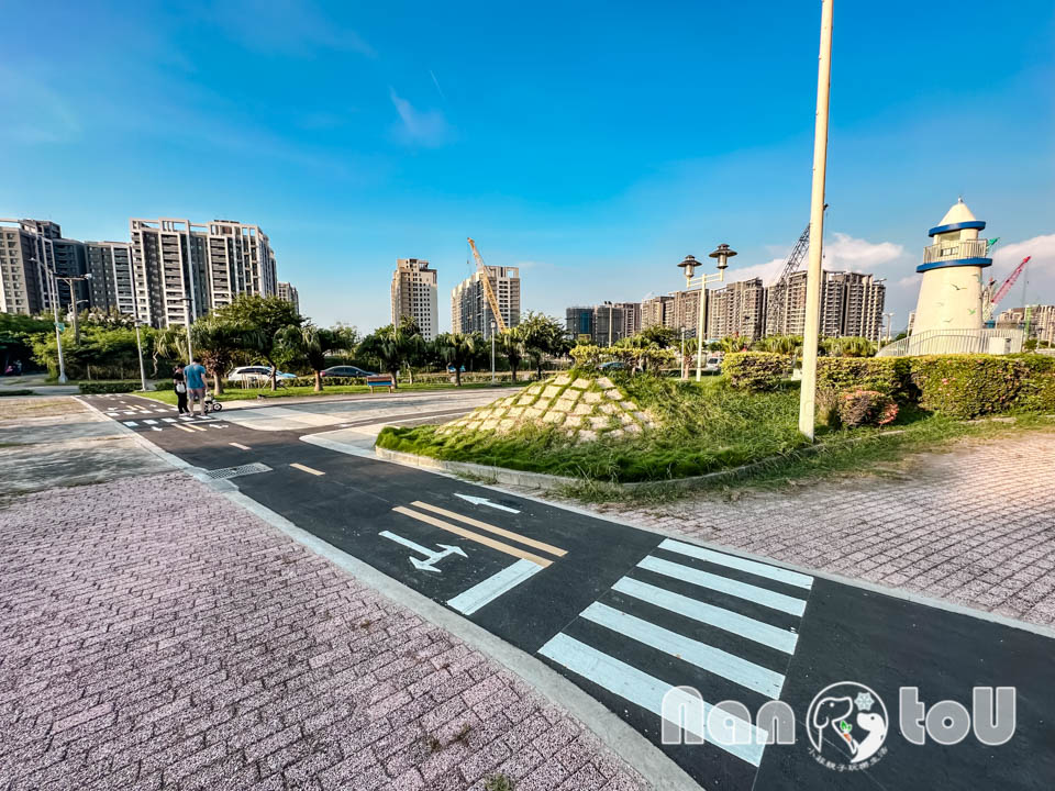 台中梧棲景點〡頂寮里文化廣場〡漁村意象藝術地景, 幸福平安門, 3D彩繪互動遊戲場, 台灣早期漁村諺語, 頂寮之歌傳唱