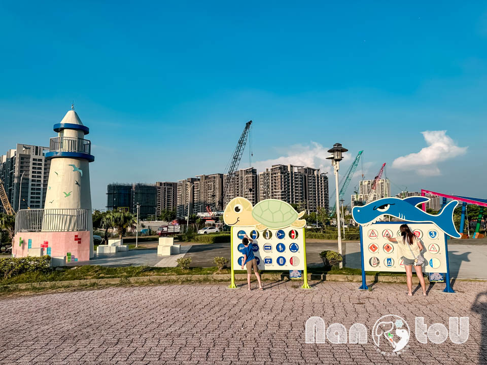 台中梧棲景點〡頂寮里文化廣場〡漁村意象藝術地景, 幸福平安門, 3D彩繪互動遊戲場, 台灣早期漁村諺語, 頂寮之歌傳唱