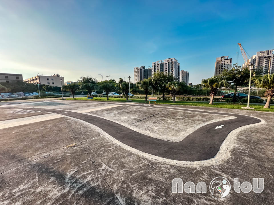 台中梧棲景點〡頂寮里文化廣場〡漁村意象藝術地景, 幸福平安門, 3D彩繪互動遊戲場, 台灣早期漁村諺語, 頂寮之歌傳唱