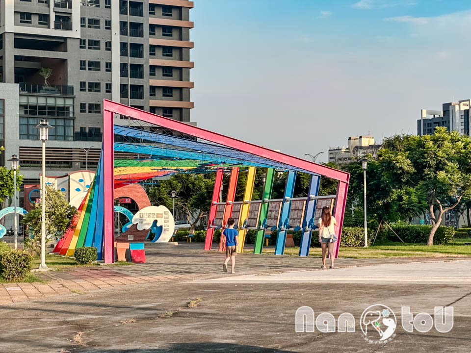 台中梧棲景點〡頂寮里文化廣場〡漁村意象藝術地景, 幸福平安門, 3D彩繪互動遊戲場, 台灣早期漁村諺語, 頂寮之歌傳唱