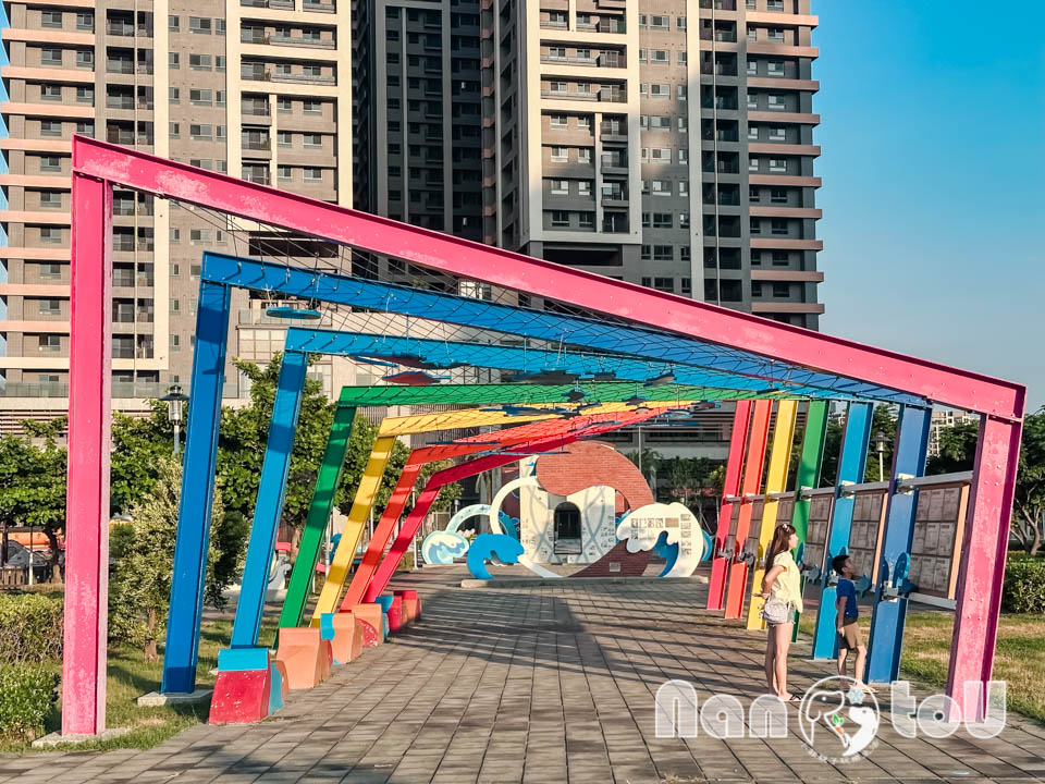 台中梧棲景點〡頂寮里文化廣場〡漁村意象藝術地景, 幸福平安門, 3D彩繪互動遊戲場, 台灣早期漁村諺語, 頂寮之歌傳唱