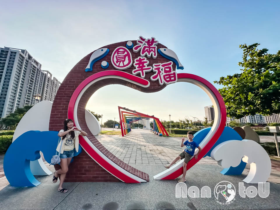 台中梧棲景點〡頂寮里文化廣場〡漁村意象藝術地景, 幸福平安門, 3D彩繪互動遊戲場, 台灣早期漁村諺語, 頂寮之歌傳唱