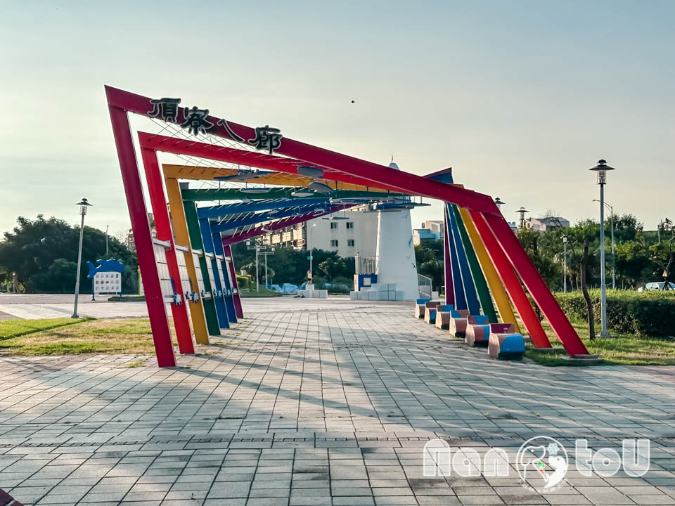 台中梧棲景點〡頂寮里文化廣場〡漁村意象藝術地景, 幸福平安門, 3D彩繪互動遊戲場, 台灣早期漁村諺語, 頂寮之歌傳唱