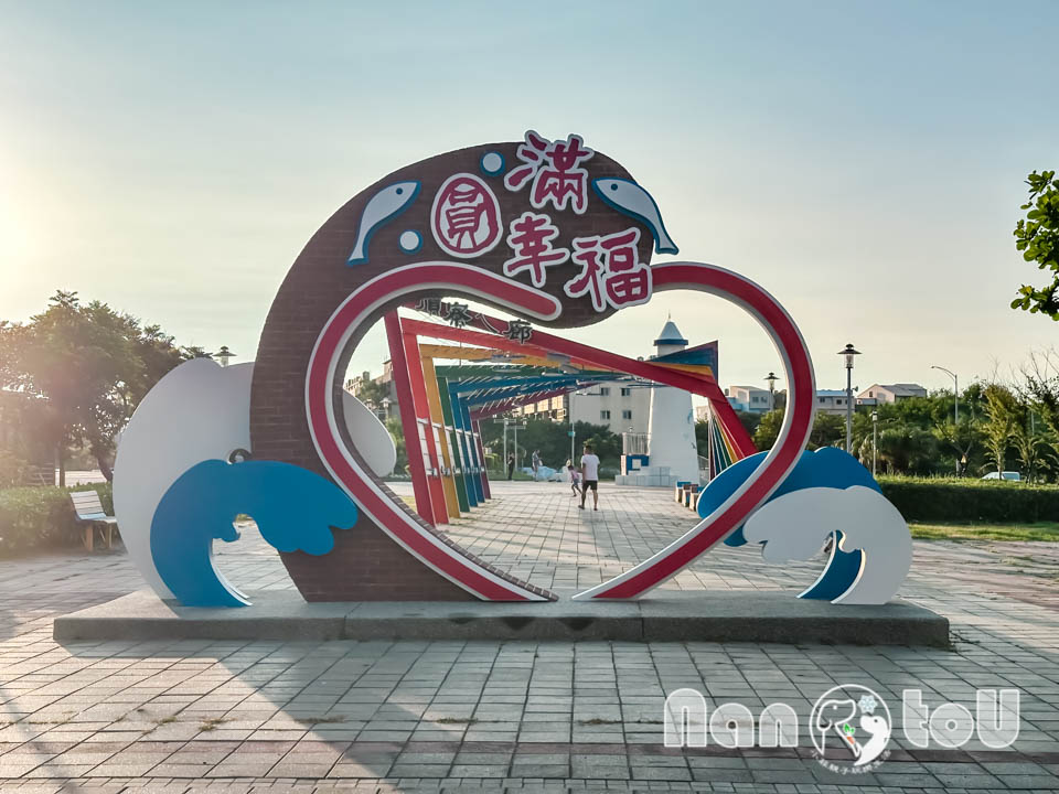 台中梧棲景點〡頂寮里文化廣場〡漁村意象藝術地景, 幸福平安門, 3D彩繪互動遊戲場, 台灣早期漁村諺語, 頂寮之歌傳唱
