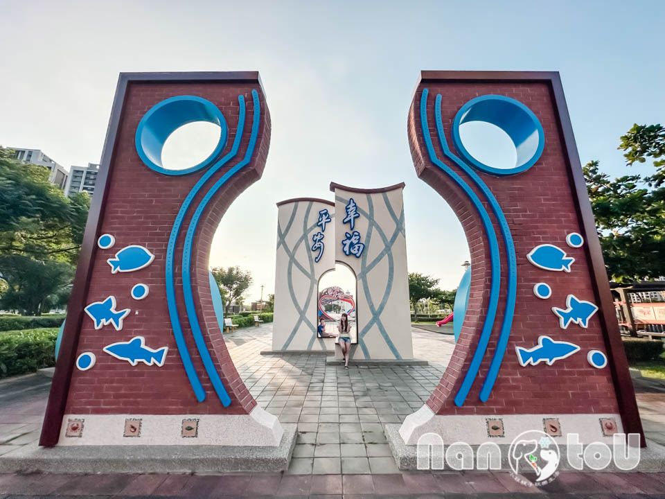 台中梧棲景點〡頂寮里文化廣場〡漁村意象藝術地景, 幸福平安門, 3D彩繪互動遊戲場, 台灣早期漁村諺語, 頂寮之歌傳唱