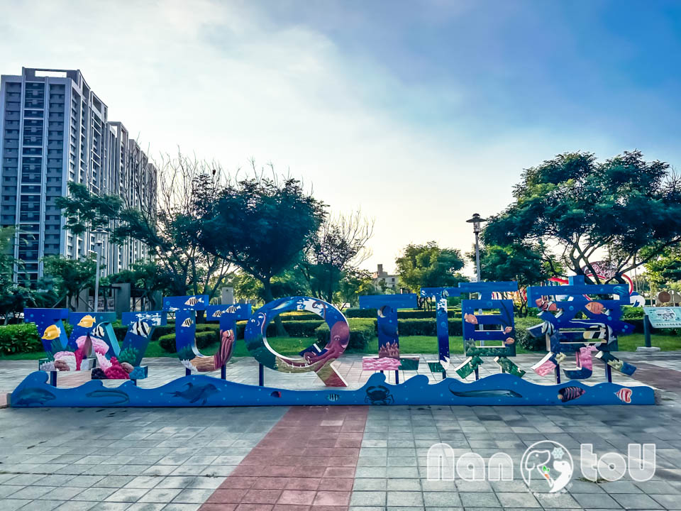 台中梧棲景點〡頂寮里文化廣場〡漁村意象藝術地景, 幸福平安門, 3D彩繪互動遊戲場, 台灣早期漁村諺語, 頂寮之歌傳唱