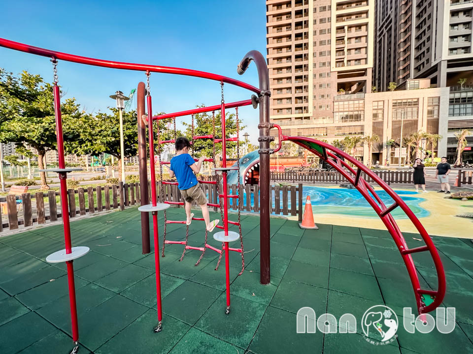 台中梧棲景點〡頂寮里文化廣場〡漁村意象藝術地景, 幸福平安門, 3D彩繪互動遊戲場, 台灣早期漁村諺語, 頂寮之歌傳唱