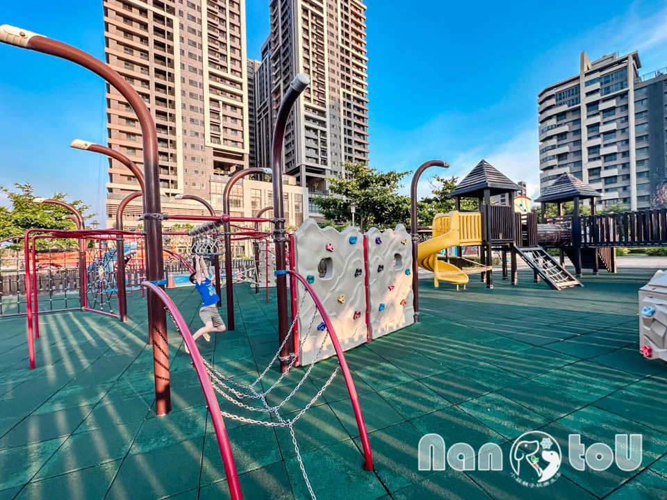台中梧棲景點〡頂寮里文化廣場〡漁村意象藝術地景, 幸福平安門, 3D彩繪互動遊戲場, 台灣早期漁村諺語, 頂寮之歌傳唱