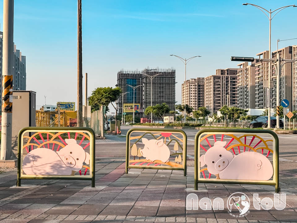 台中梧棲景點〡頂寮里文化廣場〡漁村意象藝術地景, 幸福平安門, 3D彩繪互動遊戲場, 台灣早期漁村諺語, 頂寮之歌傳唱