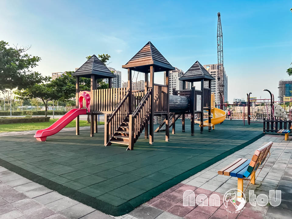 台中梧棲景點〡頂寮里文化廣場〡漁村意象藝術地景, 幸福平安門, 3D彩繪互動遊戲場, 台灣早期漁村諺語, 頂寮之歌傳唱