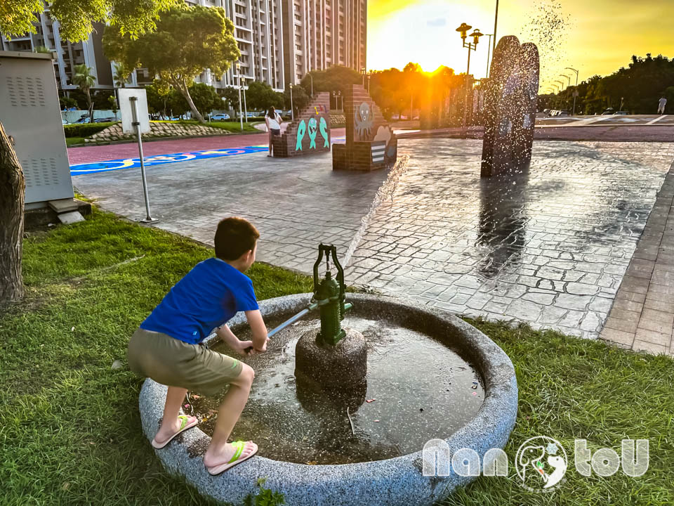 台中梧棲景點〡頂寮里文化廣場〡漁村意象藝術地景, 幸福平安門, 3D彩繪互動遊戲場, 台灣早期漁村諺語, 頂寮之歌傳唱