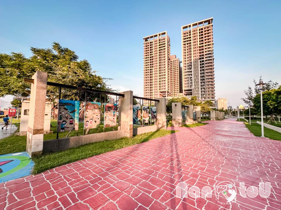 台中梧棲景點〡頂寮里文化廣場〡漁村意象藝術地景, 幸福平安門, 3D彩繪互動遊戲場, 台灣早期漁村諺語, 頂寮之歌傳唱