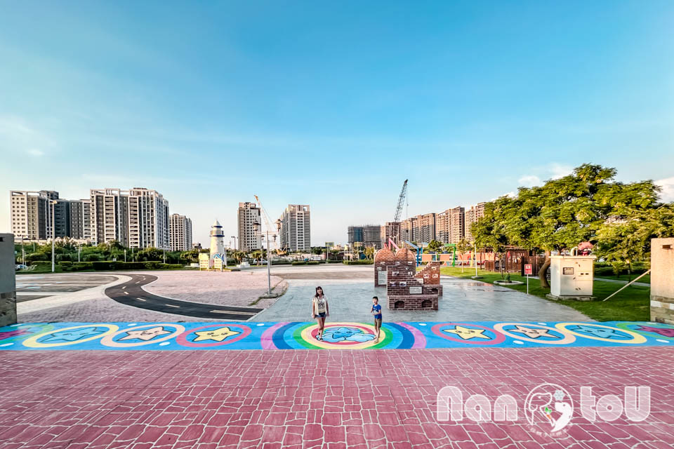 台中梧棲景點〡頂寮里文化廣場〡漁村意象藝術地景, 幸福平安門, 3D彩繪互動遊戲場, 台灣早期漁村諺語, 頂寮之歌傳唱