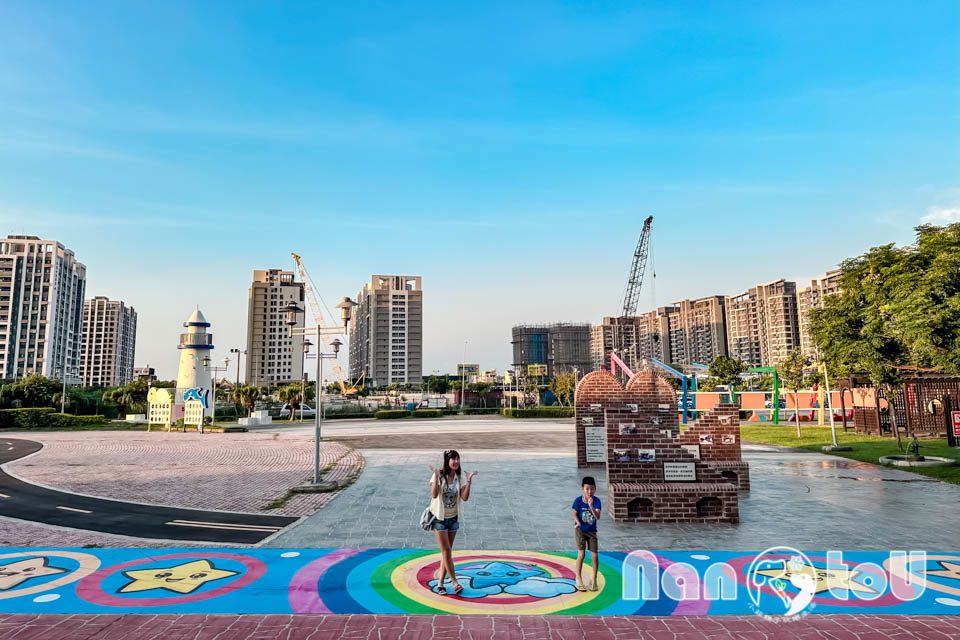 台中梧棲景點〡頂寮里文化廣場〡漁村意象藝術地景, 幸福平安門, 3D彩繪互動遊戲場, 台灣早期漁村諺語, 頂寮之歌傳唱