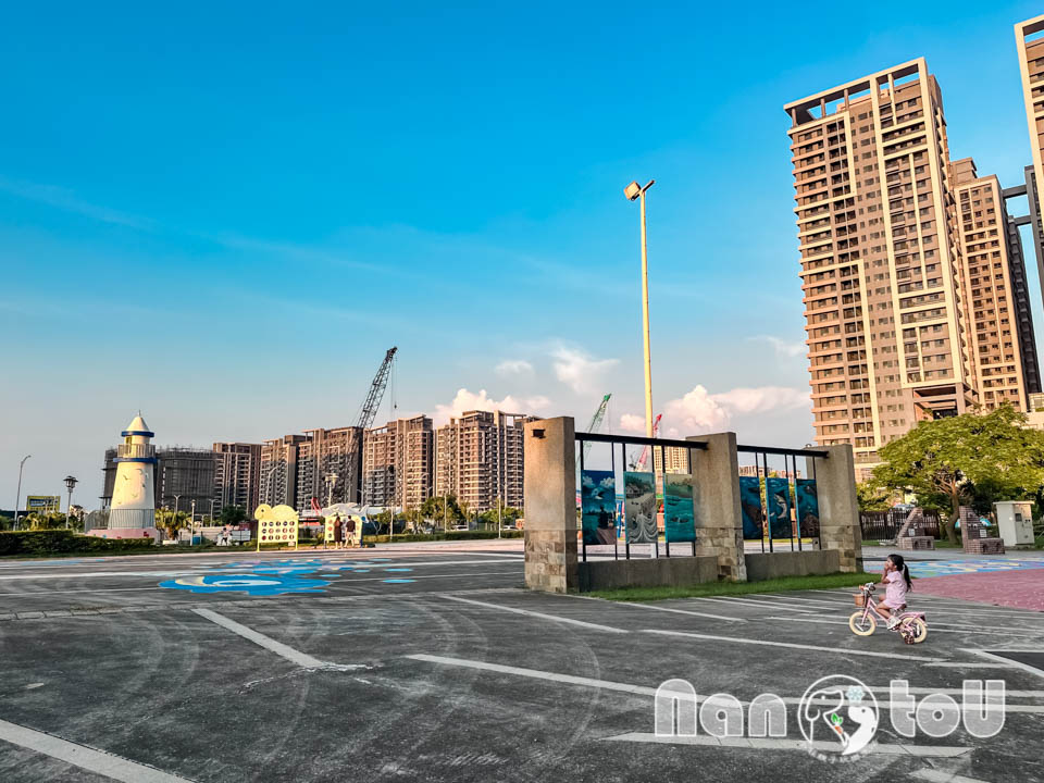 台中梧棲景點〡頂寮里文化廣場〡漁村意象藝術地景, 幸福平安門, 3D彩繪互動遊戲場, 台灣早期漁村諺語, 頂寮之歌傳唱