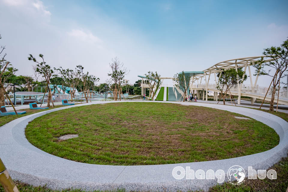彰化市區景點〡八卦山天空遊戲場〡暢玩雲朵造型遊具, 天空觀景台俯瞰市容, 小型幫浦戲水區, 家長也能同樂的遊戲場, 享受漫步在雲端的舒心感