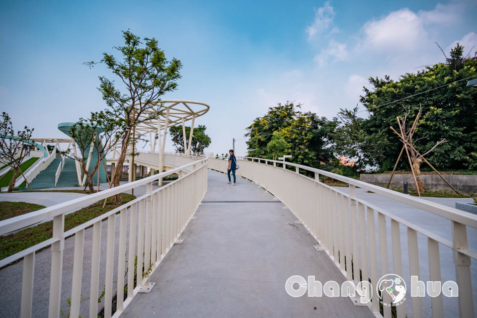 彰化市區景點〡八卦山天空遊戲場〡暢玩雲朵造型遊具, 天空觀景台俯瞰市容, 小型幫浦戲水區, 家長也能同樂的遊戲場, 享受漫步在雲端的舒心感