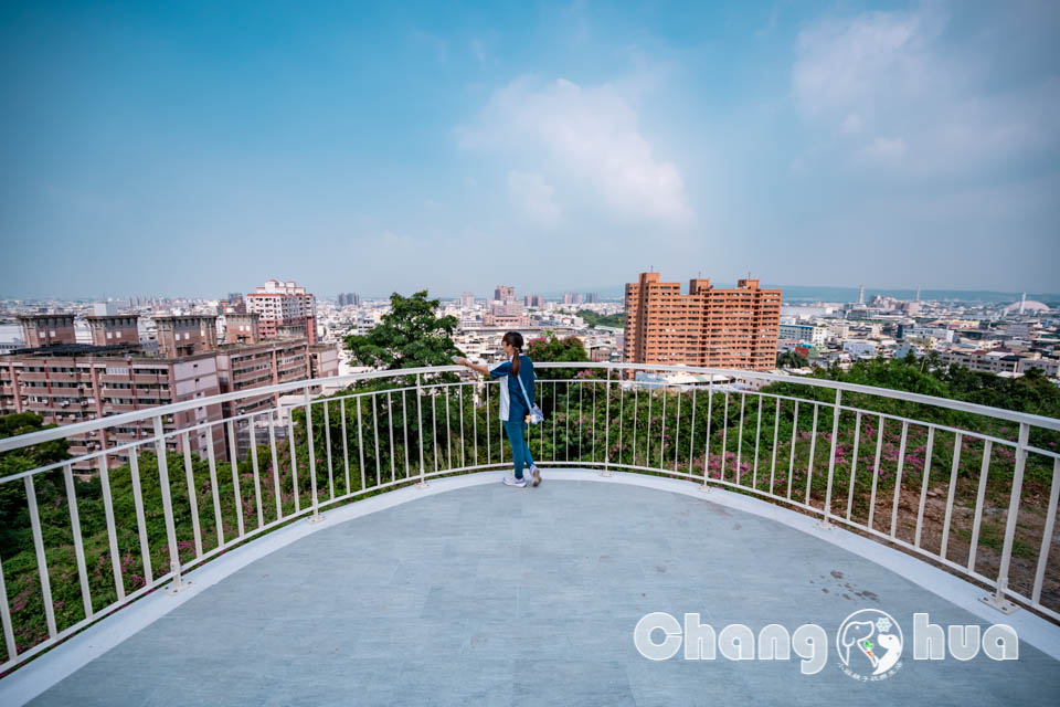 彰化市區景點〡八卦山天空遊戲場〡暢玩雲朵造型遊具, 天空觀景台俯瞰市容, 小型幫浦戲水區, 家長也能同樂的遊戲場, 享受漫步在雲端的舒心感