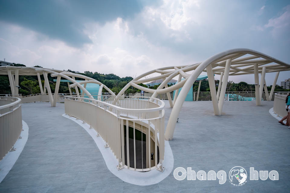 彰化市區景點〡八卦山天空遊戲場〡暢玩雲朵造型遊具, 天空觀景台俯瞰市容, 小型幫浦戲水區, 家長也能同樂的遊戲場, 享受漫步在雲端的舒心感