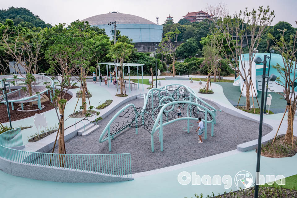 彰化市區景點〡八卦山天空遊戲場〡暢玩雲朵造型遊具, 天空觀景台俯瞰市容, 小型幫浦戲水區, 家長也能同樂的遊戲場, 享受漫步在雲端的舒心感