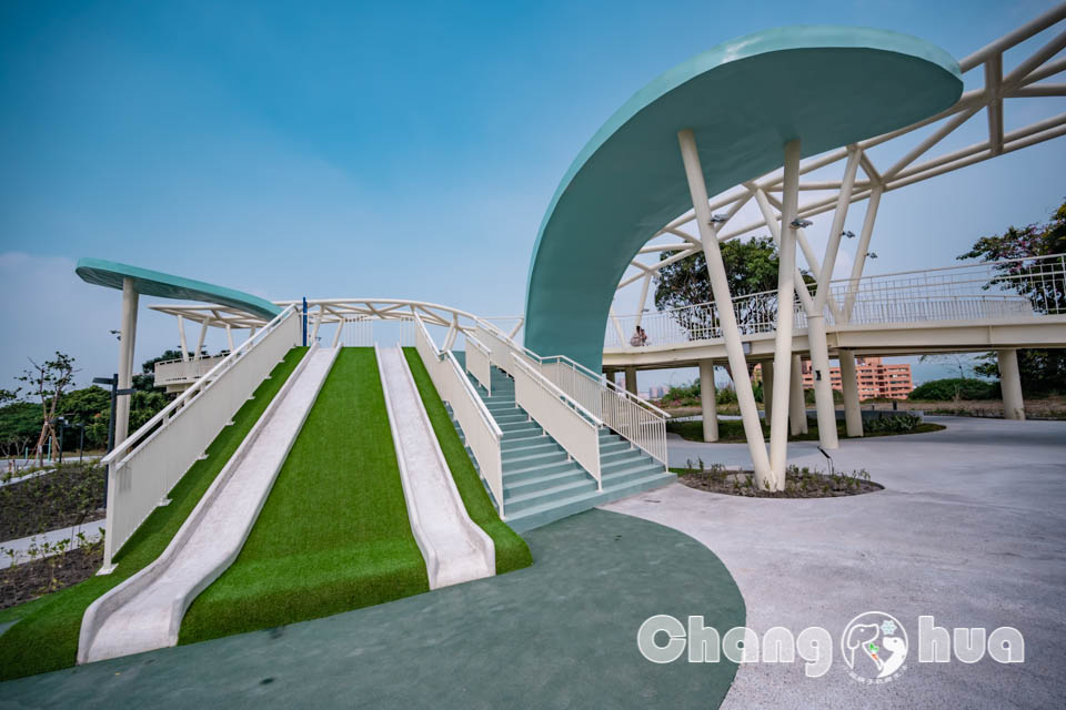 彰化市區景點〡八卦山天空遊戲場〡暢玩雲朵造型遊具, 天空觀景台俯瞰市容, 小型幫浦戲水區, 家長也能同樂的遊戲場, 享受漫步在雲端的舒心感