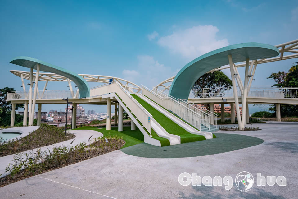 彰化市區景點〡八卦山天空遊戲場〡暢玩雲朵造型遊具, 天空觀景台俯瞰市容, 小型幫浦戲水區, 家長也能同樂的遊戲場, 享受漫步在雲端的舒心感