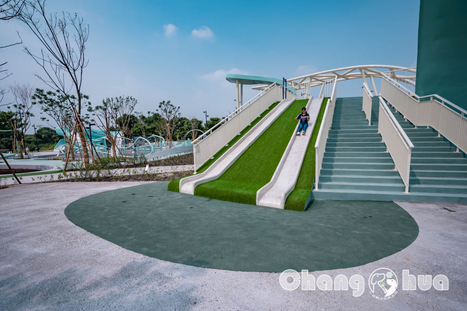彰化市區景點〡八卦山天空遊戲場〡暢玩雲朵造型遊具, 天空觀景台俯瞰市容, 小型幫浦戲水區, 家長也能同樂的遊戲場, 享受漫步在雲端的舒心感