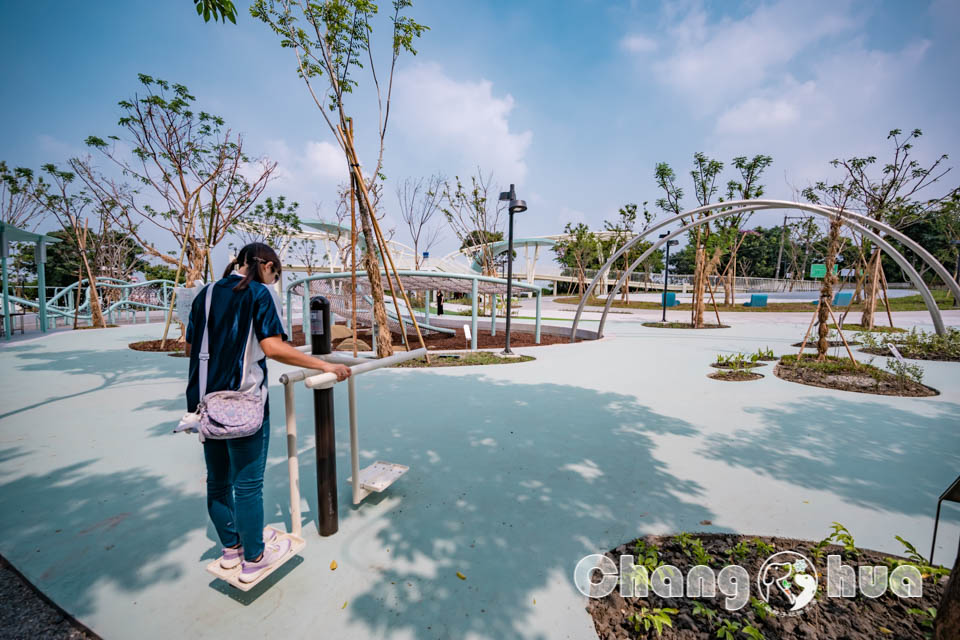 彰化市區景點〡八卦山天空遊戲場〡暢玩雲朵造型遊具, 天空觀景台俯瞰市容, 小型幫浦戲水區, 家長也能同樂的遊戲場, 享受漫步在雲端的舒心感