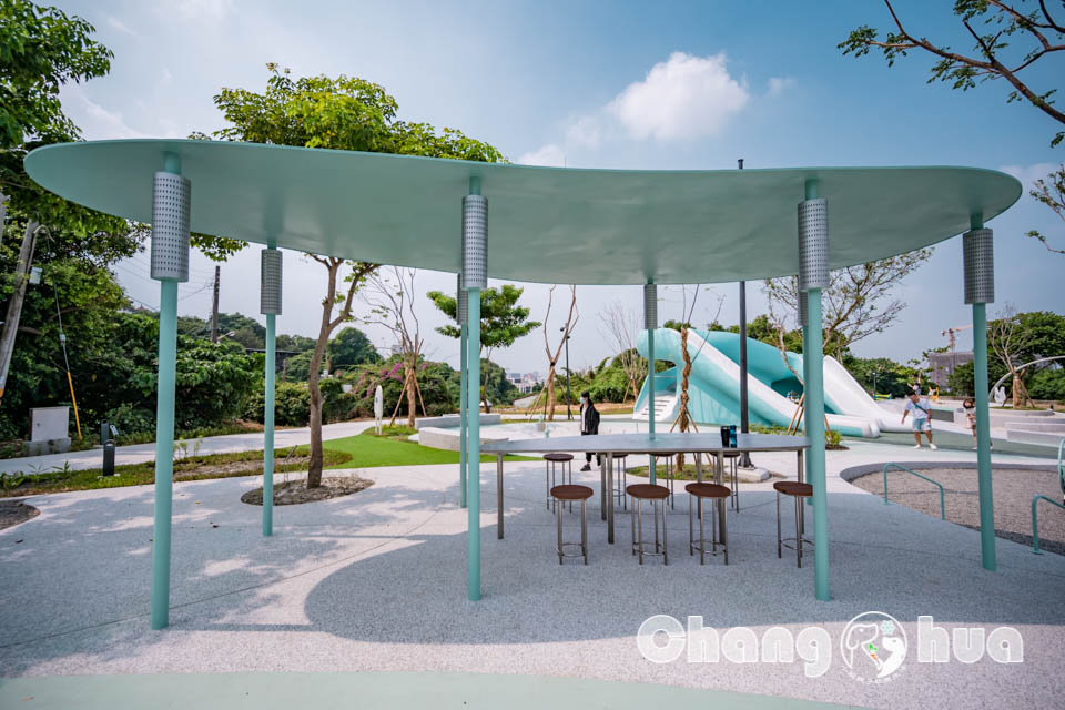 彰化市區景點〡八卦山天空遊戲場〡暢玩雲朵造型遊具, 天空觀景台俯瞰市容, 小型幫浦戲水區, 家長也能同樂的遊戲場, 享受漫步在雲端的舒心感