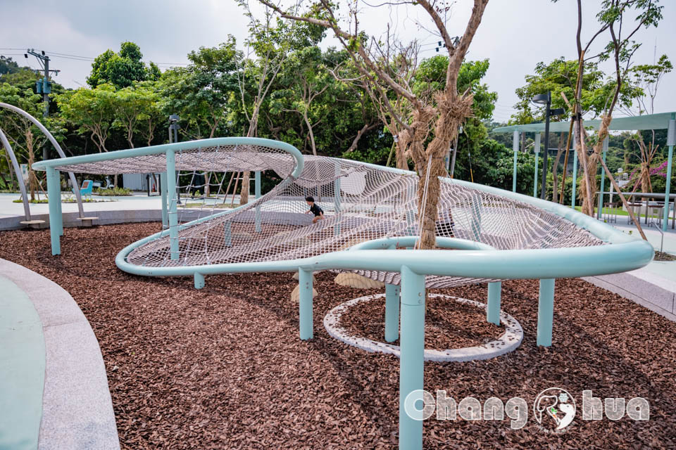 彰化市區景點〡八卦山天空遊戲場〡暢玩雲朵造型遊具, 天空觀景台俯瞰市容, 小型幫浦戲水區, 家長也能同樂的遊戲場, 享受漫步在雲端的舒心感