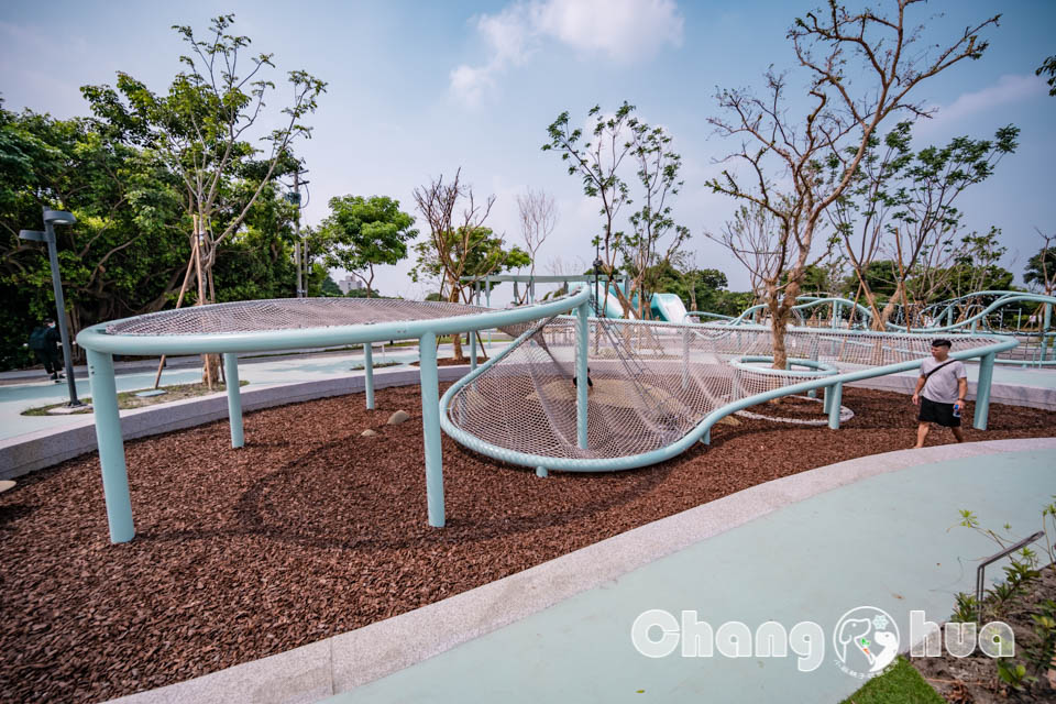 彰化市區景點〡八卦山天空遊戲場〡暢玩雲朵造型遊具, 天空觀景台俯瞰市容, 小型幫浦戲水區, 家長也能同樂的遊戲場, 享受漫步在雲端的舒心感