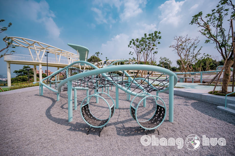 彰化市區景點〡八卦山天空遊戲場〡暢玩雲朵造型遊具, 天空觀景台俯瞰市容, 小型幫浦戲水區, 家長也能同樂的遊戲場, 享受漫步在雲端的舒心感