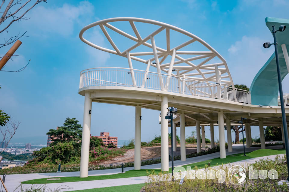 彰化市區景點〡八卦山天空遊戲場〡暢玩雲朵造型遊具, 天空觀景台俯瞰市容, 小型幫浦戲水區, 家長也能同樂的遊戲場, 享受漫步在雲端的舒心感