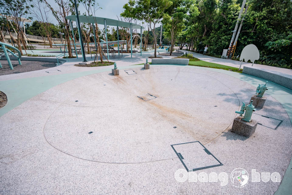 彰化市區景點〡八卦山天空遊戲場〡暢玩雲朵造型遊具, 天空觀景台俯瞰市容, 小型幫浦戲水區, 家長也能同樂的遊戲場, 享受漫步在雲端的舒心感