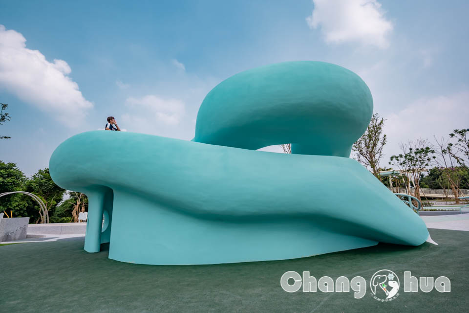 彰化市區景點〡八卦山天空遊戲場〡暢玩雲朵造型遊具, 天空觀景台俯瞰市容, 小型幫浦戲水區, 家長也能同樂的遊戲場, 享受漫步在雲端的舒心感